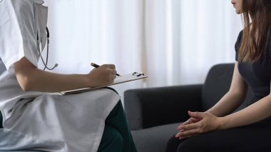 Tıbbi klinikte teşhis muayenesi ya da akıl hastalığı konusunda uzman psikolog danışmanlık yapıyor. Sağlık ve Tıp Konsepti.