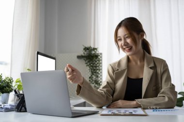 Modern ofiste çalışan gülümseyen kadın çalışan..