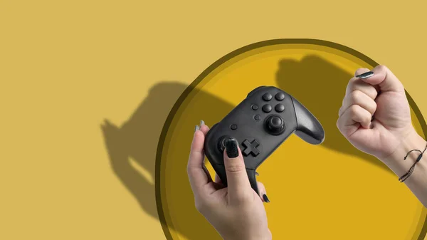 黄色の背景に隔離されたゲーマーの手でビデオゲームコンソールコントローラ. — ストック写真