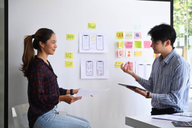 İki yaratıcı insan, cep telefonu için uygulama ve şablon düzeni, çerçeve geliştirmeyi planlıyor.