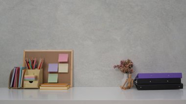 Kırtasiye, mantar mantarı ve saksıyla çalışma masası. Bilgi içeriğiniz için alanı kopyalayın.