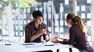 Mobil uygulama yazılım tasarımı projesi için odaklanmış yaratıcı ekip beyin fırtınası ve birlikte çalışma.
