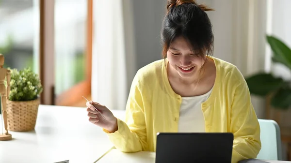 Szczęśliwa azjatycka kobieta zakupy online, za pomocą usługi bankowości internetowej na tablecie — Zdjęcie stockowe