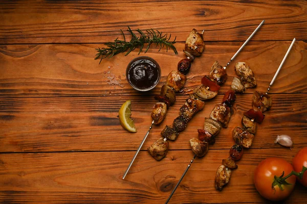 焼き肉串、野菜とバーベキューソースと魚のケバブ木製の背景に — ストック写真