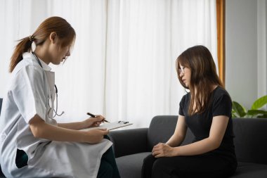 Kadın hastasına teşhis koyan profesyonel bir psikolog. Ruh sağlığı ve psikoterapi kavramı.