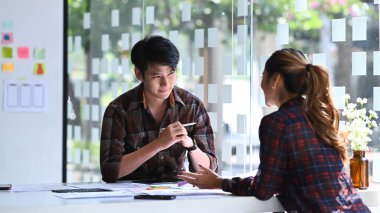 Mobil uygulama yazılım tasarımı projesi için beyin fırtınası yapan ve birlikte çalışan iki profesyonel web geliştiricisi.