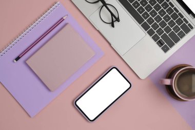 Modern kadın işyeri konsepti. Bilgisayar, akıllı telefon, kahve fincanı ve defter. Düz yatıyordu.