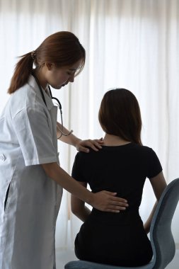 Rehabilitasyon merkezinde hastayla birlikte çalışan profesyonel fizyoterapist. Fizik tedavi konsepti.