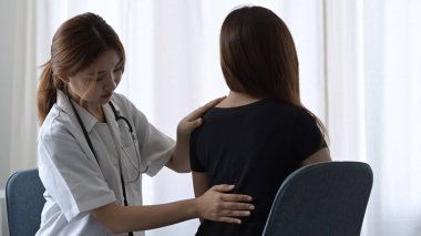 Klinikte hastayla tedavi gören bir fizyoterapist. Rehabilitasyon fizyoterapi konsepti.