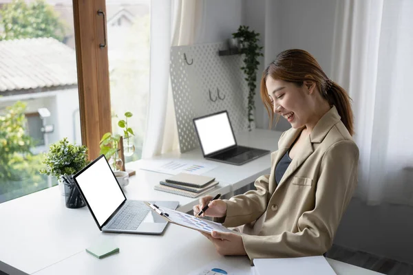 快適な職場でコンピュータのラップトップで働く100万人の女性従業員を笑顔. — ストック写真
