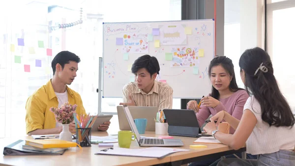 Startup gente de negocios lluvia de ideas y discutir ideas para un nuevo proyecto juntos en la oficina moderna. — Foto de Stock