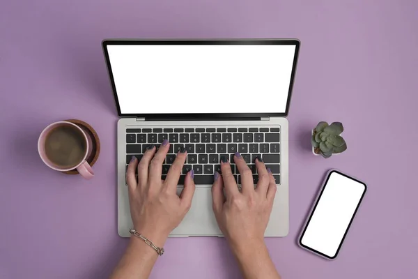 Visão aérea elegante mulher mãos digitando no laptop do computador. — Fotografia de Stock