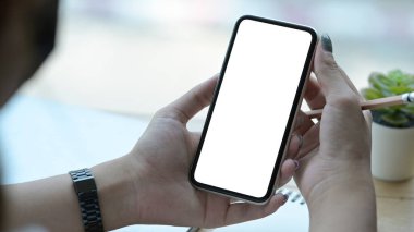 Görüntüyü kapat kadın elinde boş ekran ile akıllı telefon tutuyor