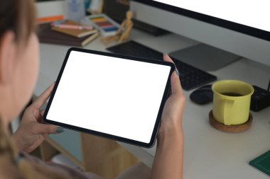 Reklam metni için boş ekranlı dijital tableti tutan yaratıcı kadın elleri..