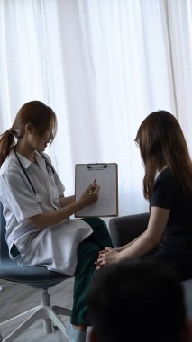 Kadın doktor hastasına tedavi planını açıklıyor. Sağlık ve Tıp Konsepti.