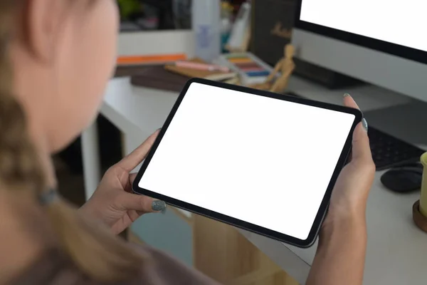 Обрезанный снимок женщина руки с цифровой планшет с пустым экраном для вашего текстового сообщения или информационного контента. — стоковое фото