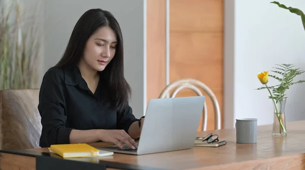 Γυναίκα ελεύθερος επαγγελματίας που εργάζονται σε απευθείας σύνδεση, αναζήτηση στο διαδίκτυο μέσω φορητού υπολογιστή στο σύγχρονο γραφείο στο σπίτι. — Φωτογραφία Αρχείου
