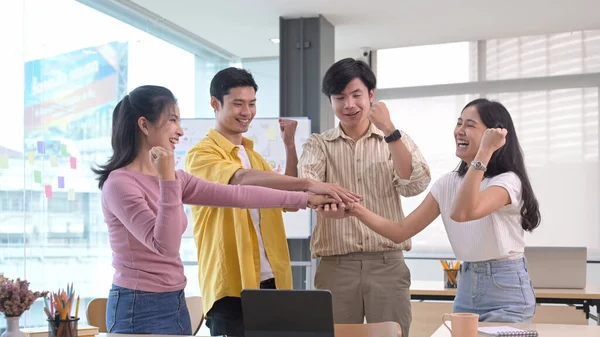 Equipe de negócios de inicialização empilhando as mãos sobre a mesa, mostrando a unidade do grupo, celebrando o trabalho em equipe de sucesso ou realização. — Fotografia de Stock