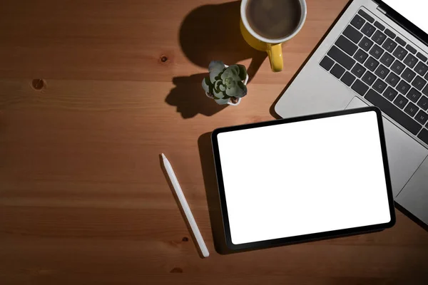 Ψηφιακό tablet με κενή οθόνη, laptop και φλιτζάνι καφέ σε ξύλινο φόντο. Επίπεδη. — Φωτογραφία Αρχείου