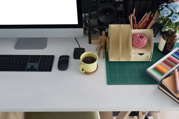 Kreatywne miejsce pracy z komputerem, filiżanką kawy i sprzętem biurowym na białym stole. — Zdjęcie stockowe