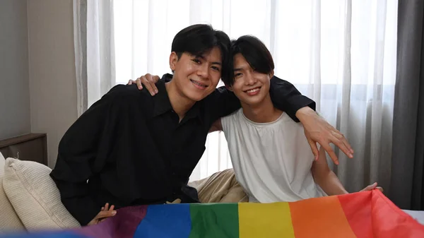 Casal Homossexual Alegre Abraçando Segurando Bandeira Orgulho Lgbt Com Amor — Fotografia de Stock