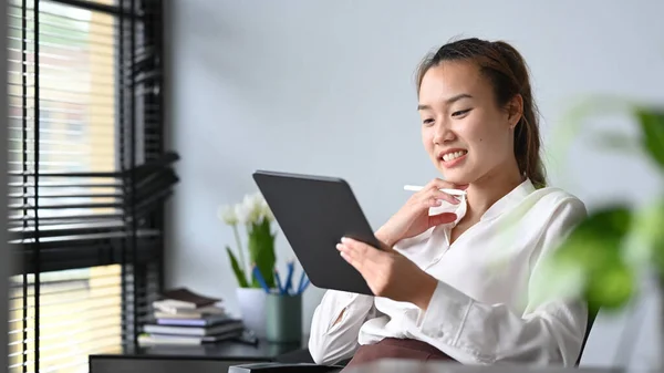 Successful Businesswoman Sitting Bright Modern Office Using Digital Tablet — Stock Photo, Image