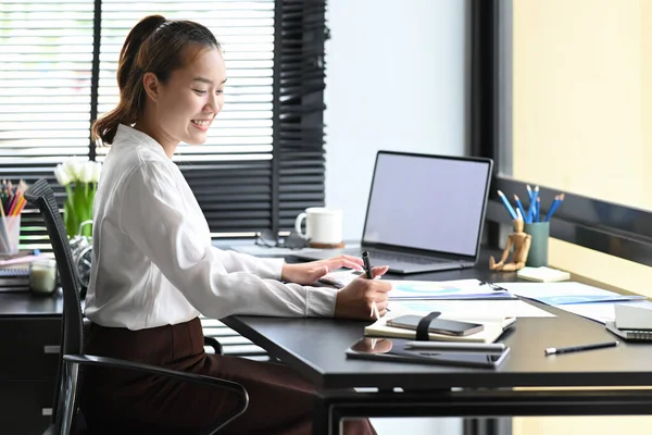 Side View Female Accountant Using Laptop Computer Writing Important Information — Stock Photo, Image