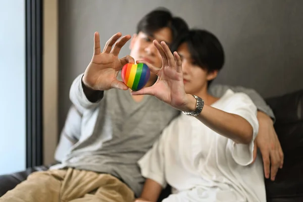 Feliz Joven Pareja Gay Abrazando Sosteniendo Forma Del Corazón Del — Foto de Stock