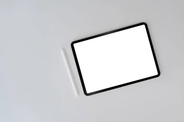Digitális Tabletta Üres Képernyővel Fehér Hátterű Injekciós Tollal Felülnézet Lapos — Stock Fotó