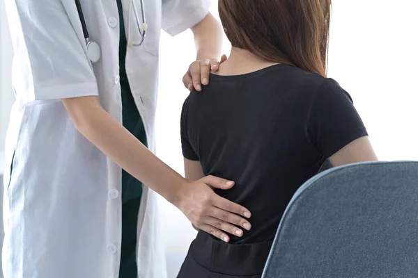 Fisioterapeuta Examinando Paciente Femenina Con Lesiones Espalda Concepto Fisioterapia —  Fotos de Stock