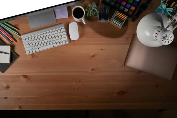 以上是创意设计师的工作环境 有电脑 咖啡杯和木制桌子上的文具 — 图库照片