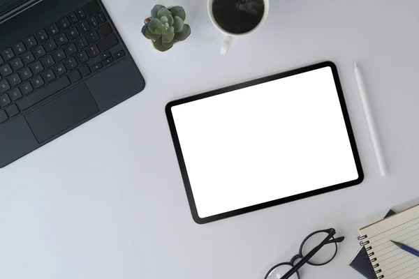 Dijital Tableti Bilgisayarı Gözlükleri Defteri Olan Beyaz Ofis Masası Üst — Stok fotoğraf