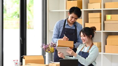 Modern merkez büroda çalışan iş adamları kurun ve teslimat için paket hazırlayın. Çevrimiçi satış, E-ticaret kavramı.