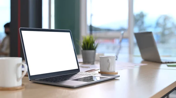 Computer Laptop Mit Weißem Bildschirm Kaffeetasse Topfpflanze Und Dokumenten Auf — Stockfoto
