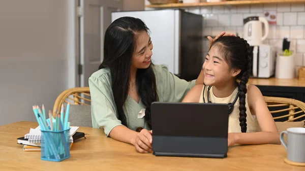 Caring Asiatisch Mutter Help Sie Tochter Doing Hausaufgaben Learning Online — Stockfoto