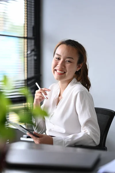 Portrait Cheerful Asian Businesswoman Sitting Modern Office Smiling Camera — Stock Photo, Image