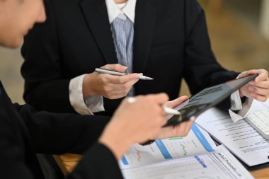 Toplantıda yeni bir kalkınma stratejisi üzerinde tartışan iki profesyonel iş adamı.