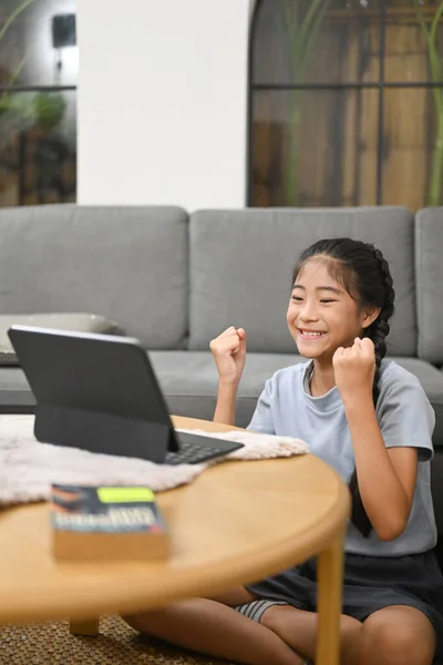 Ενθουσιασμένος Ασιατικό Κορίτσι Gesturing Και Κοιτάζοντας Tablet Υπολογιστή Ενώ Σπουδές — Φωτογραφία Αρχείου