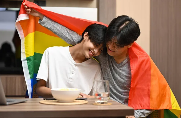 Unga Homosexuella Par Hbtq Stolthet Flagga Begreppet Sexuell Frihet Och — Stockfoto