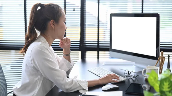 Side View Thoughtful Female Manager Looking Computer Screen Working Modern — Stock Photo, Image