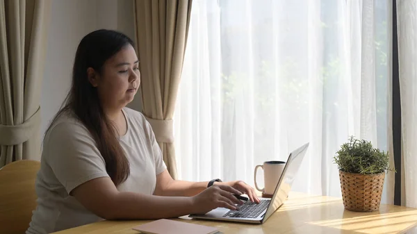 Młoda Kobieta Korzystająca Laptopa Surfing Internet Zakupy Online Domu — Zdjęcie stockowe