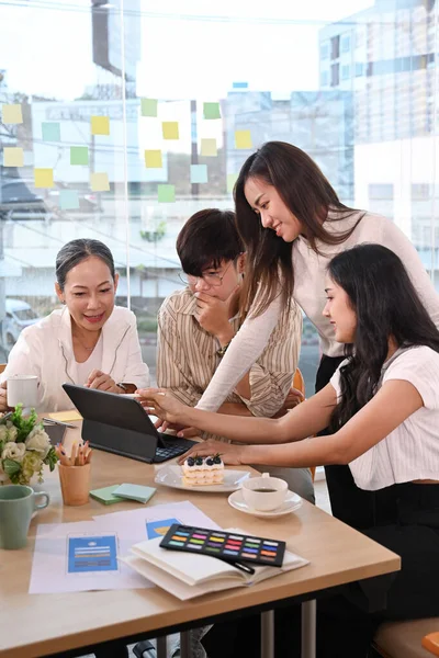 Fotografía Gente Negocios Exitosa Haciendo Una Lluvia Ideas Discutiendo Ideas — Foto de Stock