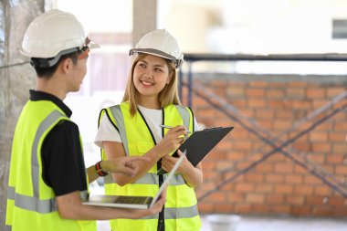 Bayan mimarlar inşaat projesini müfettişlerle tartışıyor. Endüstri, Mühendis, inşaat konsepti.