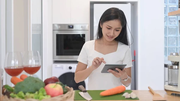 Bela Mulher Asiática Cambaleando Receita Line Tablet Digital Enquanto Prepara — Fotografia de Stock