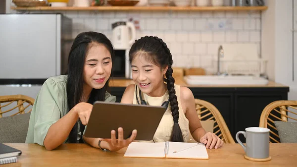 Asyalı Bir Annenin Kızına Ödevlerinde Yardım Etmesi Sanal Eğitim Kavramı — Stok fotoğraf