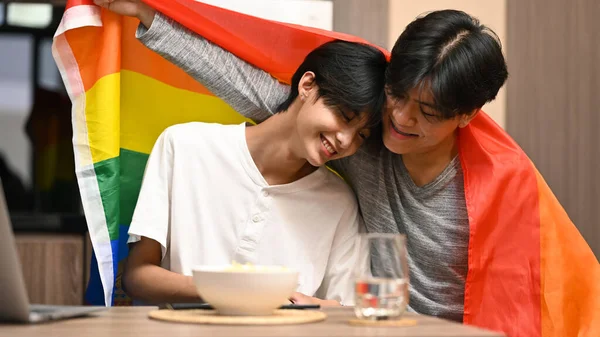 Joyeux Jeune Couple Homosexuel Embrassant Sous Drapeau Fierté Lgbtq Concept — Photo