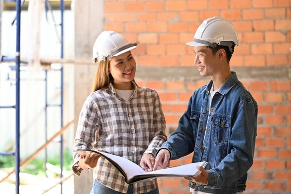 Twee Tevreden Architecten Staan Bouwplaats Bespreken Het Bouwproject Industrie Ingenieur — Stockfoto