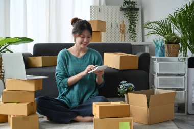 Ev ofisinde online satıcı için çalışan küçük bir işletme sahibi. Çevrimiçi satış, E-ticaret kavramı.