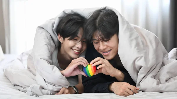Unga Homosexuella Par Som Ligger Filt Sängen Och Håller Regnbågens — Stockfoto
