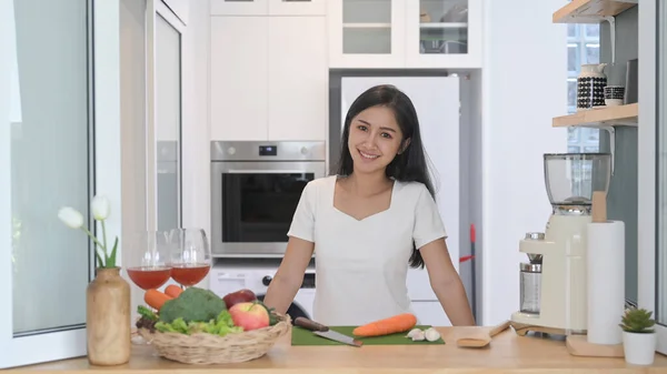 Mulher Jovem Saudável Balcão Cozinha Preparar Ingredientes Para Fazer Comida — Fotografia de Stock